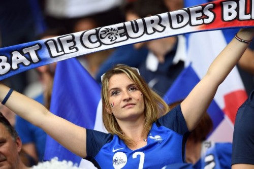 french fan cheers her team