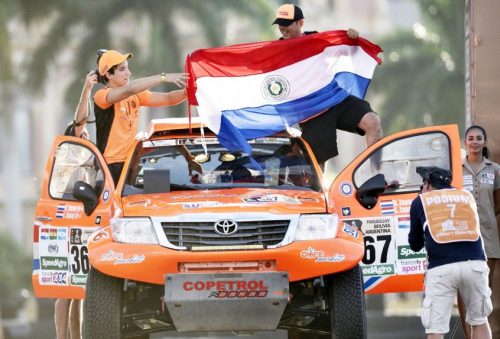 blas y enrique zapag padre e hijo en la rampa de partida con la tricolor bandera este es el segundo dakar para blas quien esta vez buscara 846 573 1445189